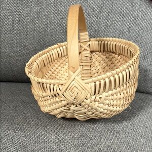 Amish woven  small egg basket with Handle